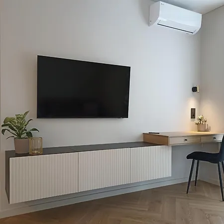 With An Impressive Terrace On The Roof Of The House - Private Free Car Parking Appartement *
